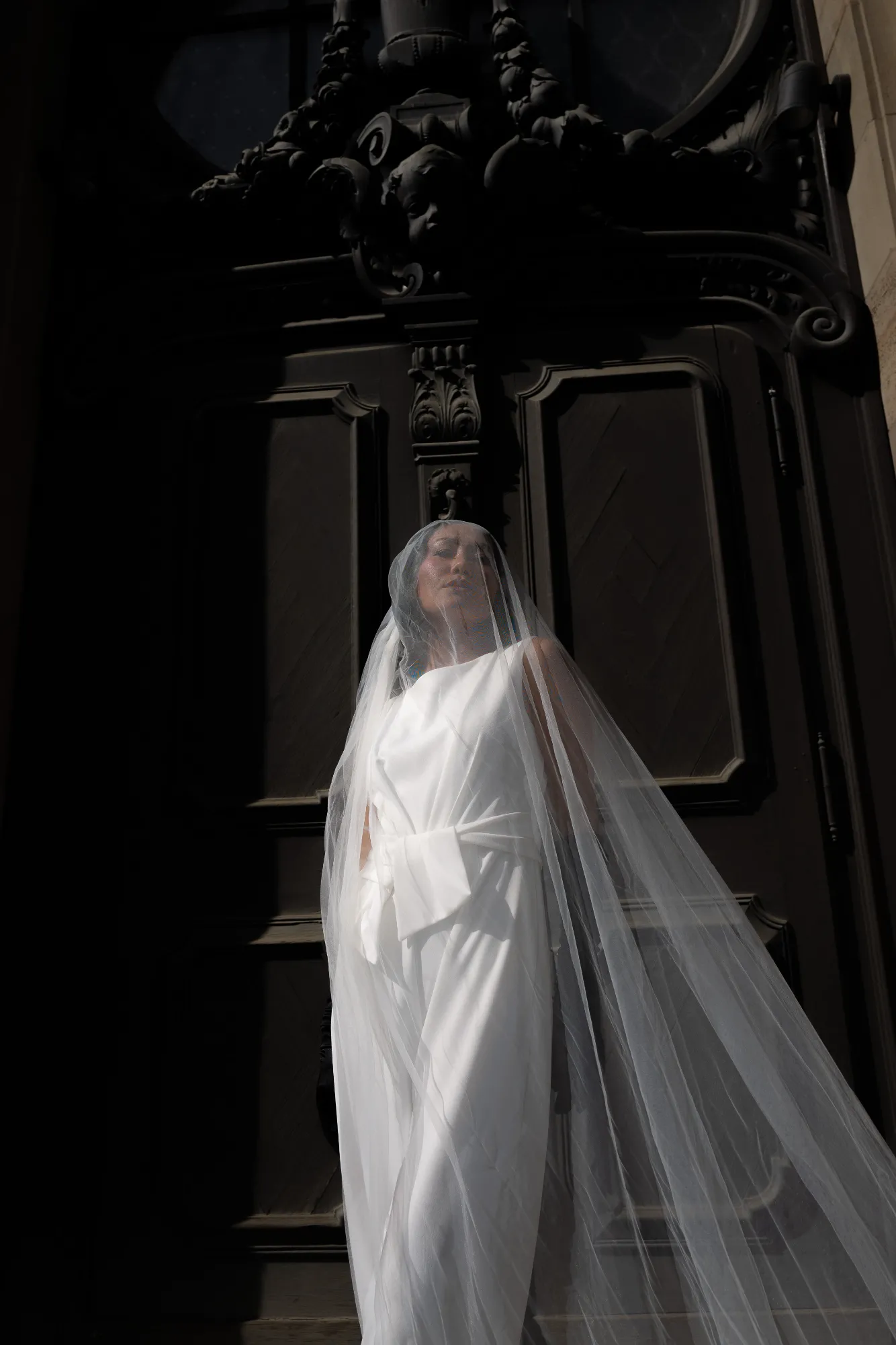 alternative-bride-editorial-story Alternative Bride Editorial Story mit dunklen Tönen und moderner Hochzeitsfotografie.