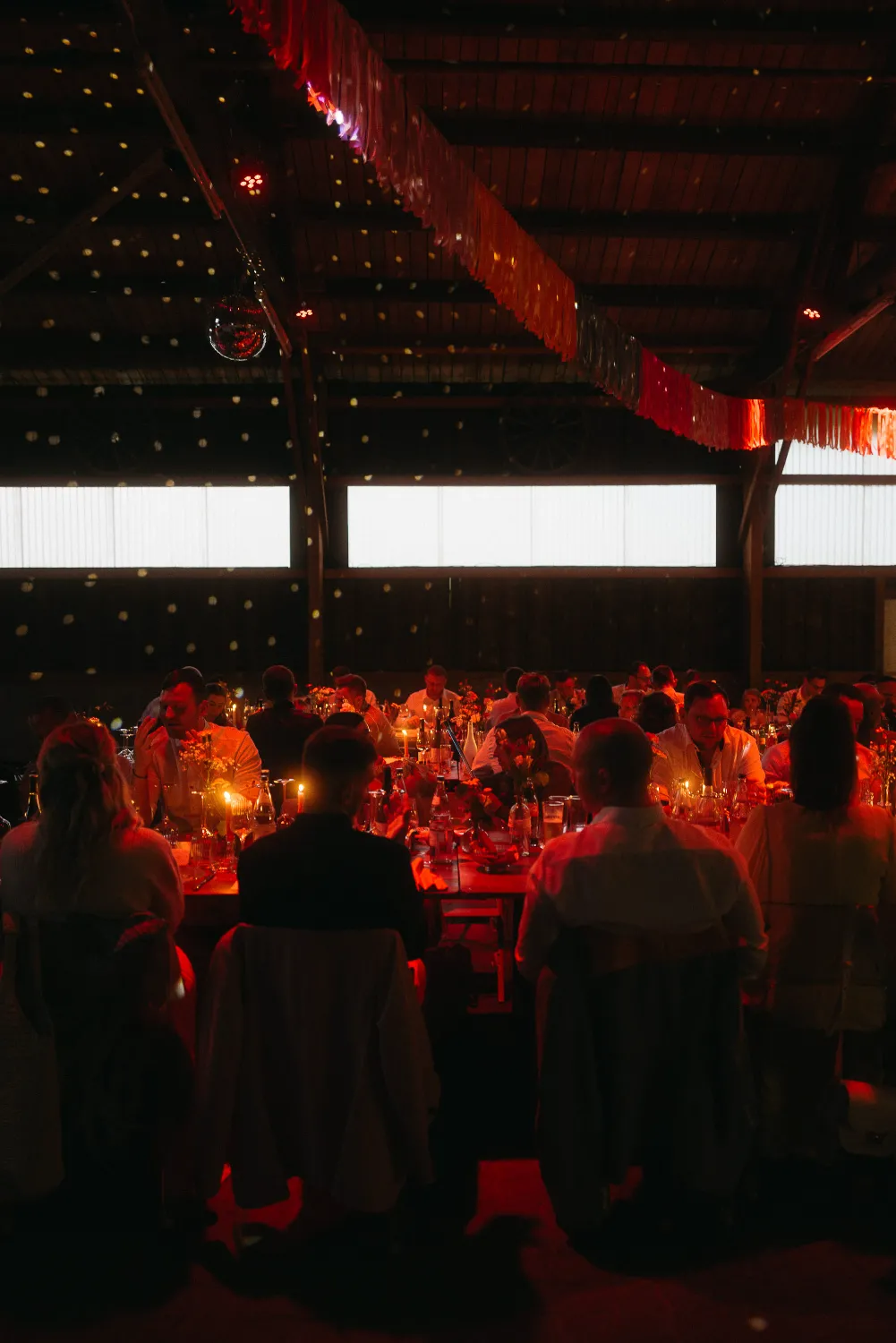 alternative-hochzeit-im-boho-style Gäste genießen Sommerhochzeit im Grünen in Baden Württemberg