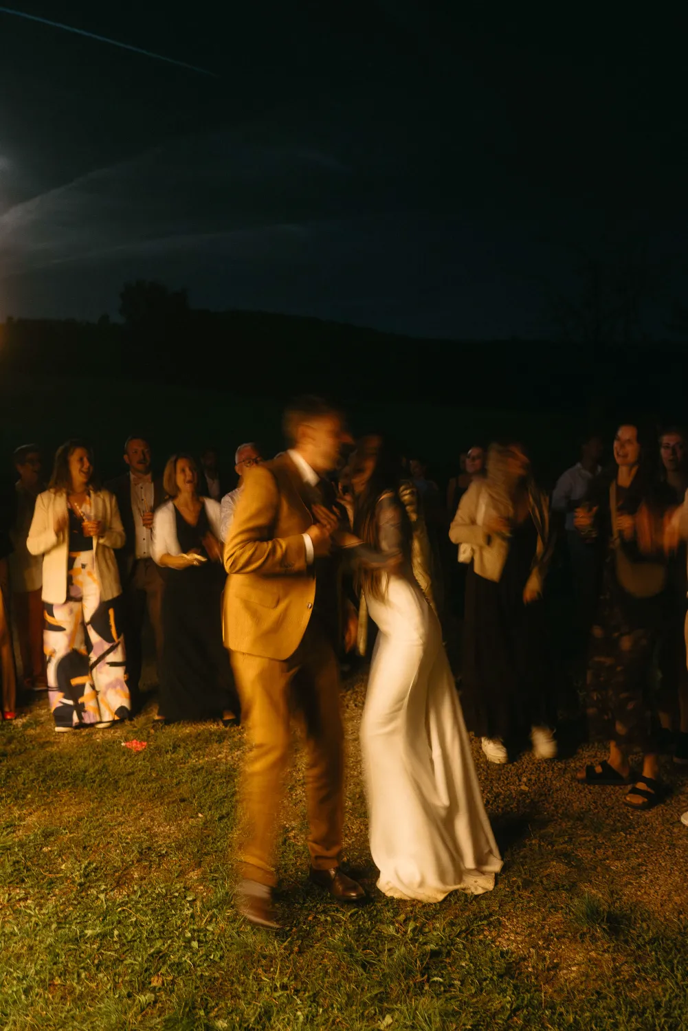 alternative-hochzeit-mit-coolen-gaesten Detailaufnahme bei dokumentarischer Hochzeitsreportage in Kandern