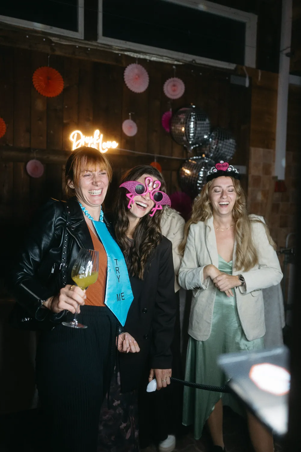 alternative-hochzeit-mit-tattoos Gäste bei freier Trauung bei Party in Baden Württemberg