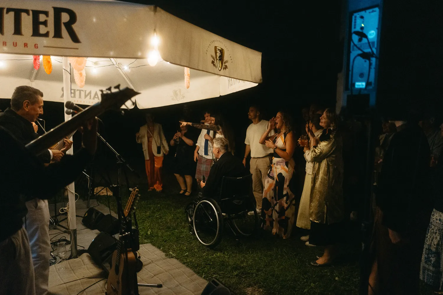 alternative-hochzeit-mit-wildem-sommerfeeling Hochzeitsgäste bei entspannter alternativer Hochzeit im Grünen