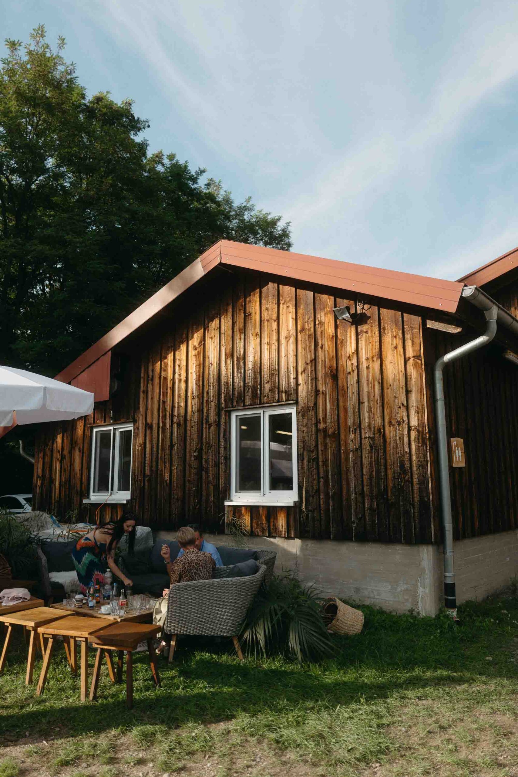 alternative-hochzeit-riedlingen-beisammensein-freundinnen Moderne Hochzeit mit Vintage Vibes in Kandern