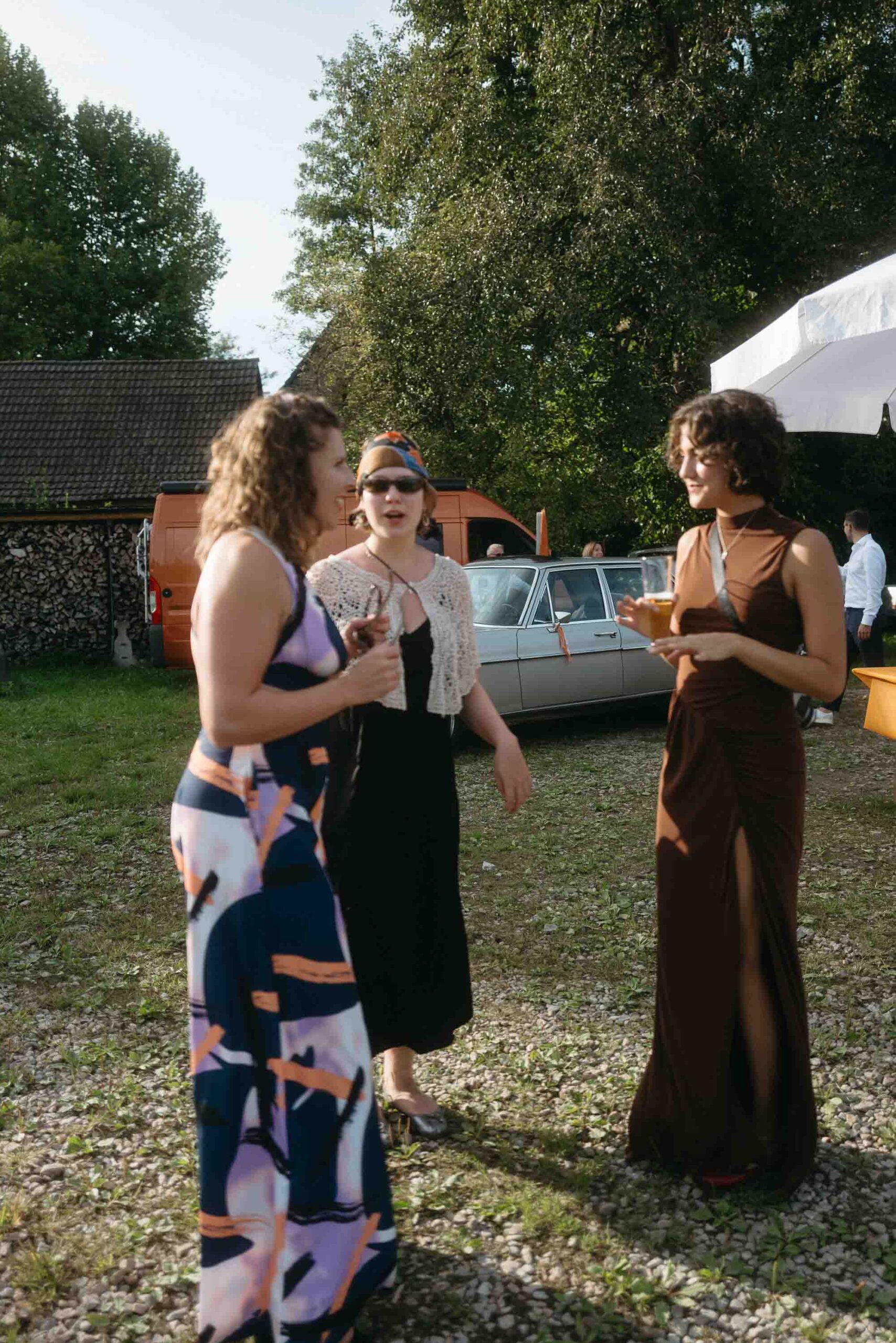 alternative-hochzeit-riedlingen-freundinnen Emotionale Hochzeitsmomente nahe Lörrach in Baden Württembe