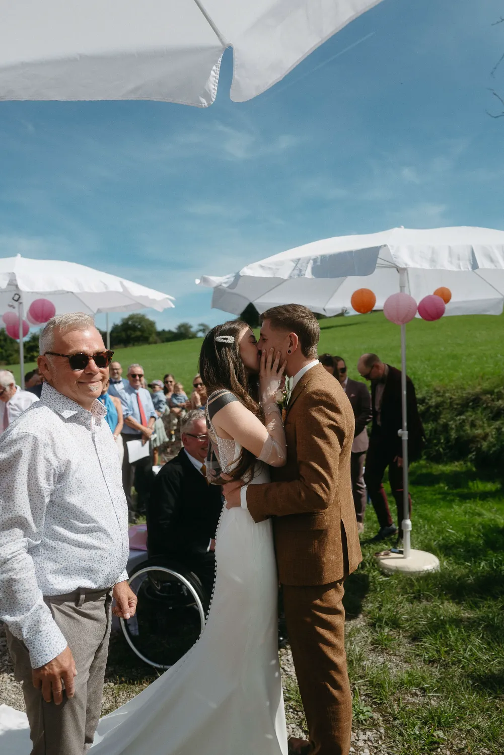 alternative-hochzeit-riedlingen Bräutigam bei emotionaler Outdoor Hochzeit nahe Lörrach