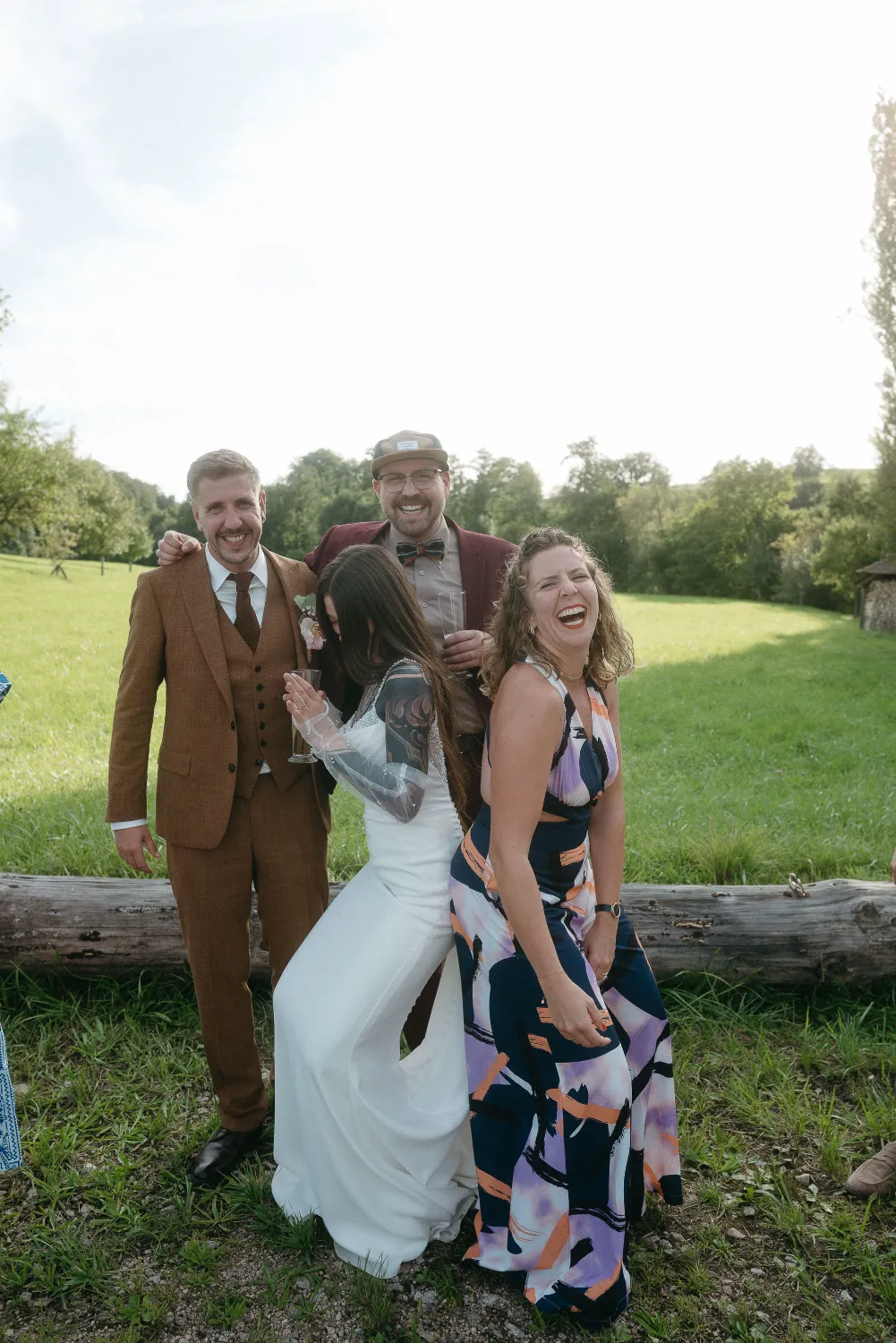 backyard-hochzeit-im-sommer Hochzeitsgäste genießen freie Trauung in Kandern