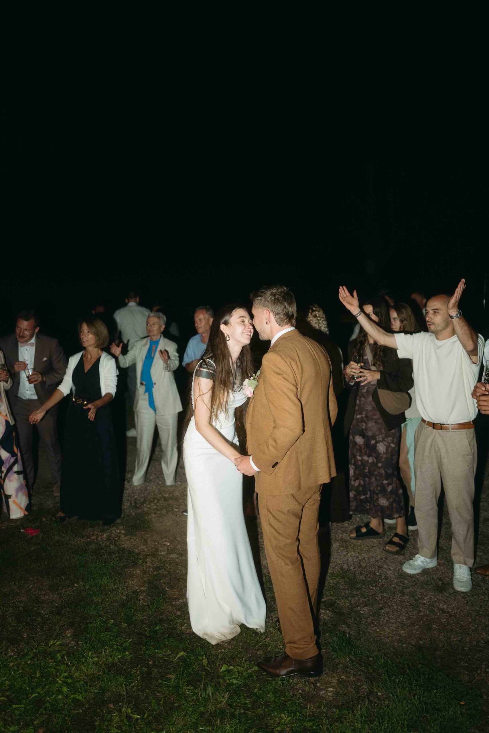 brautpaar-tanz-kuss-alternative-hochzeit Brautpaar bei alternativer Hochzeit in Baden Württemberg