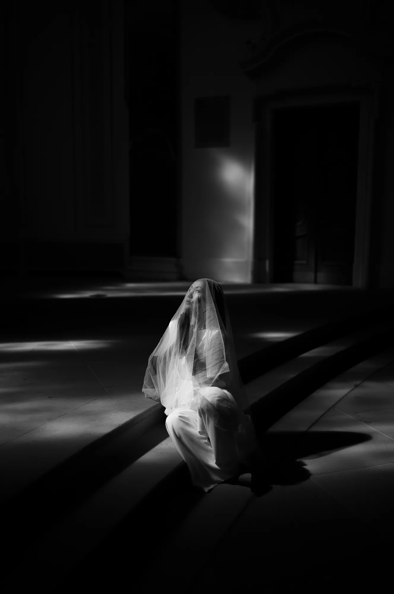 dark-romantic-bridal-editorial Dark Romantic Bridal Editorial fotografiert in Ludwigsburg mit moody Architektur und moderner Hochzeitsästhetik.