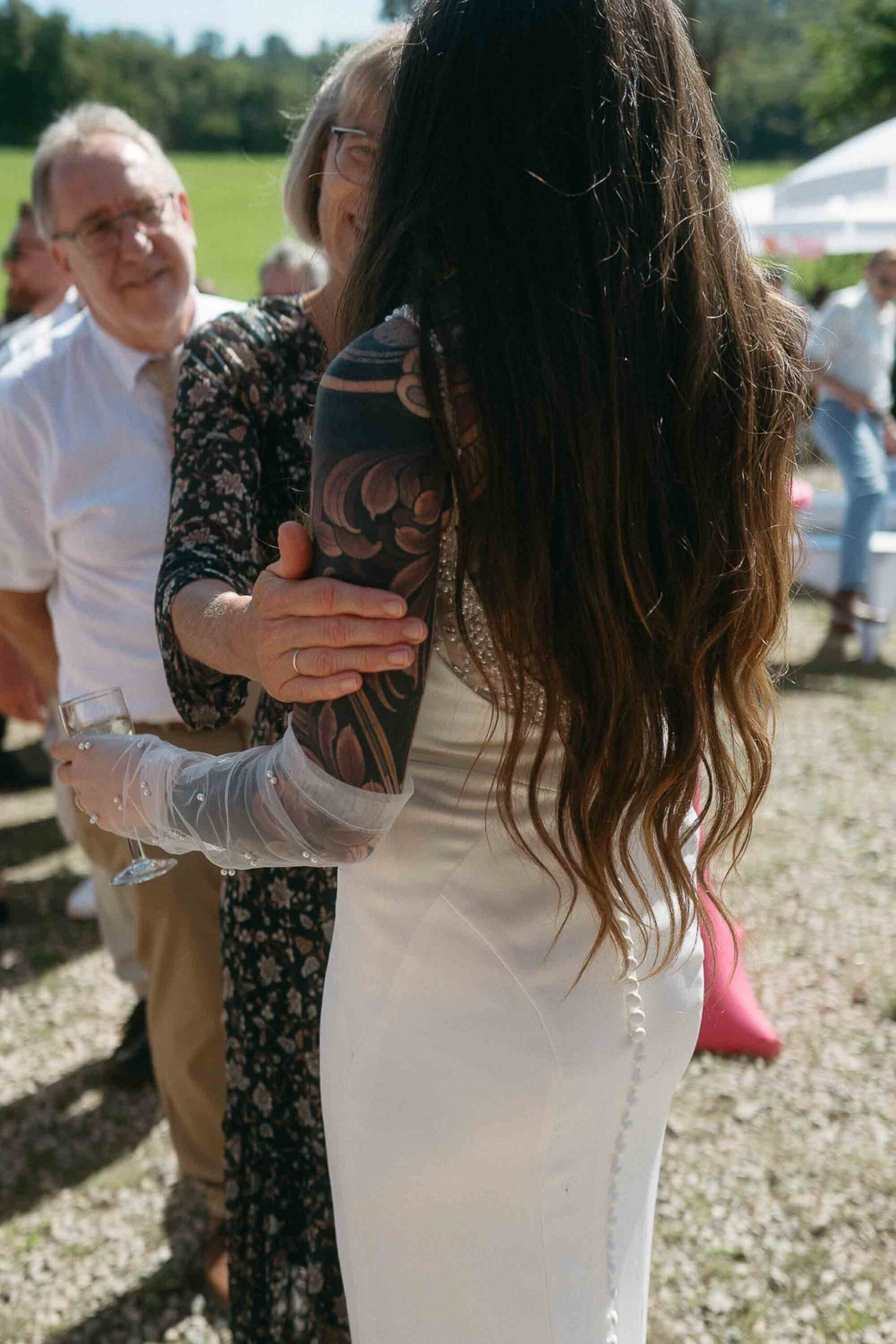 dokumentarische-hochzeit-kandern-braut-glückwünsche Braut bei Glückwünschen bei alternativer Hochzeit in Baden Württemberg