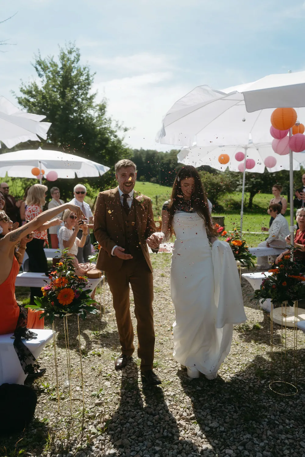 dokumentarische-hochzeitsfotografie Freie Trauung mit alternativen Wedding Vibes in Baden Württembe
