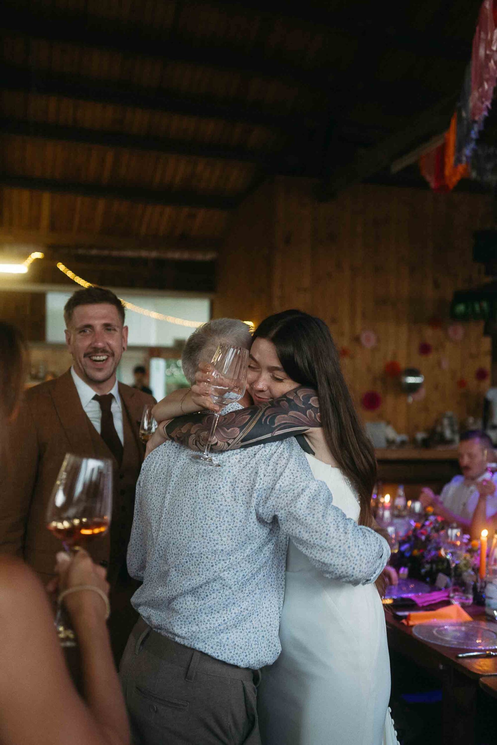 dokumentarische-hochzeitsreportage-kandern-umarmung-vater Sommerhochzeit mit natürlicher Hochzeitsfotografie in Kandern