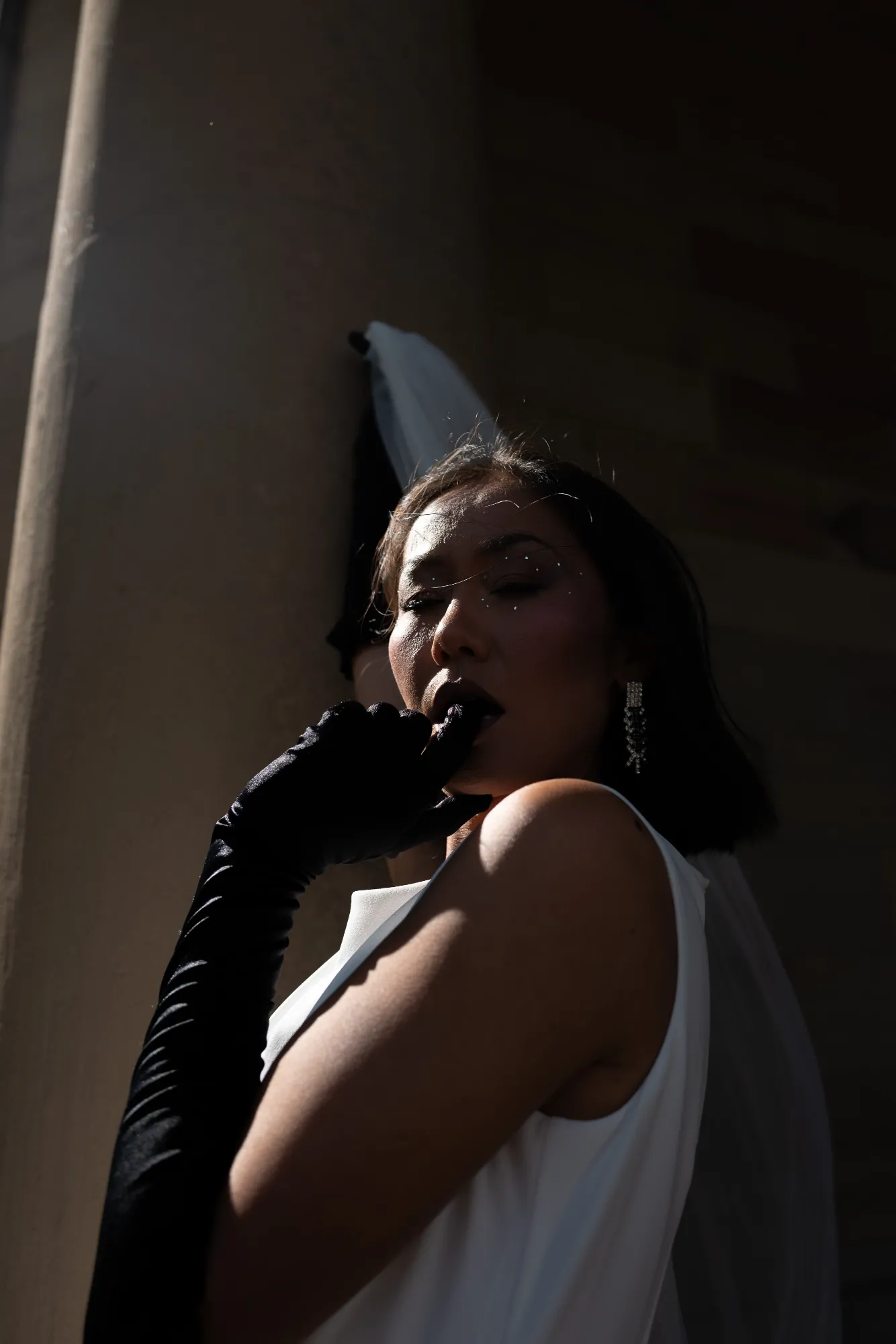 editorial-bride-with-veil Editorial Bride mit Schleier fotografiert in Ludwigsburg mit moody Licht und moderner Wedding Inspiration.