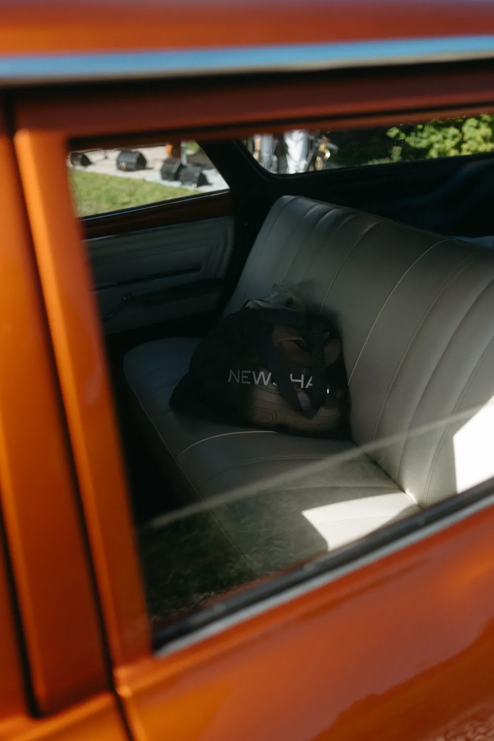 freie-hochzeit-mit-oldtimer Alternative Hochzeit mit moderner Hochzeitsfotografie im Grünen