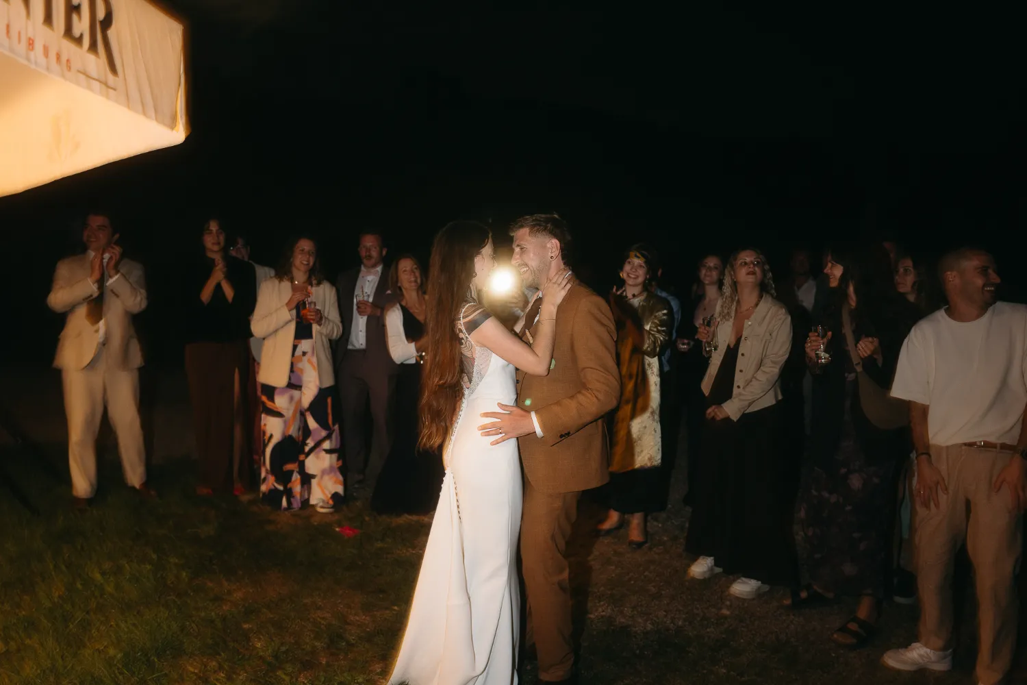 freie-hochzeit-mit-vintage-deko Hochzeitsgäste bei alternativer Outdoor Hochzeit nahe Lörrach