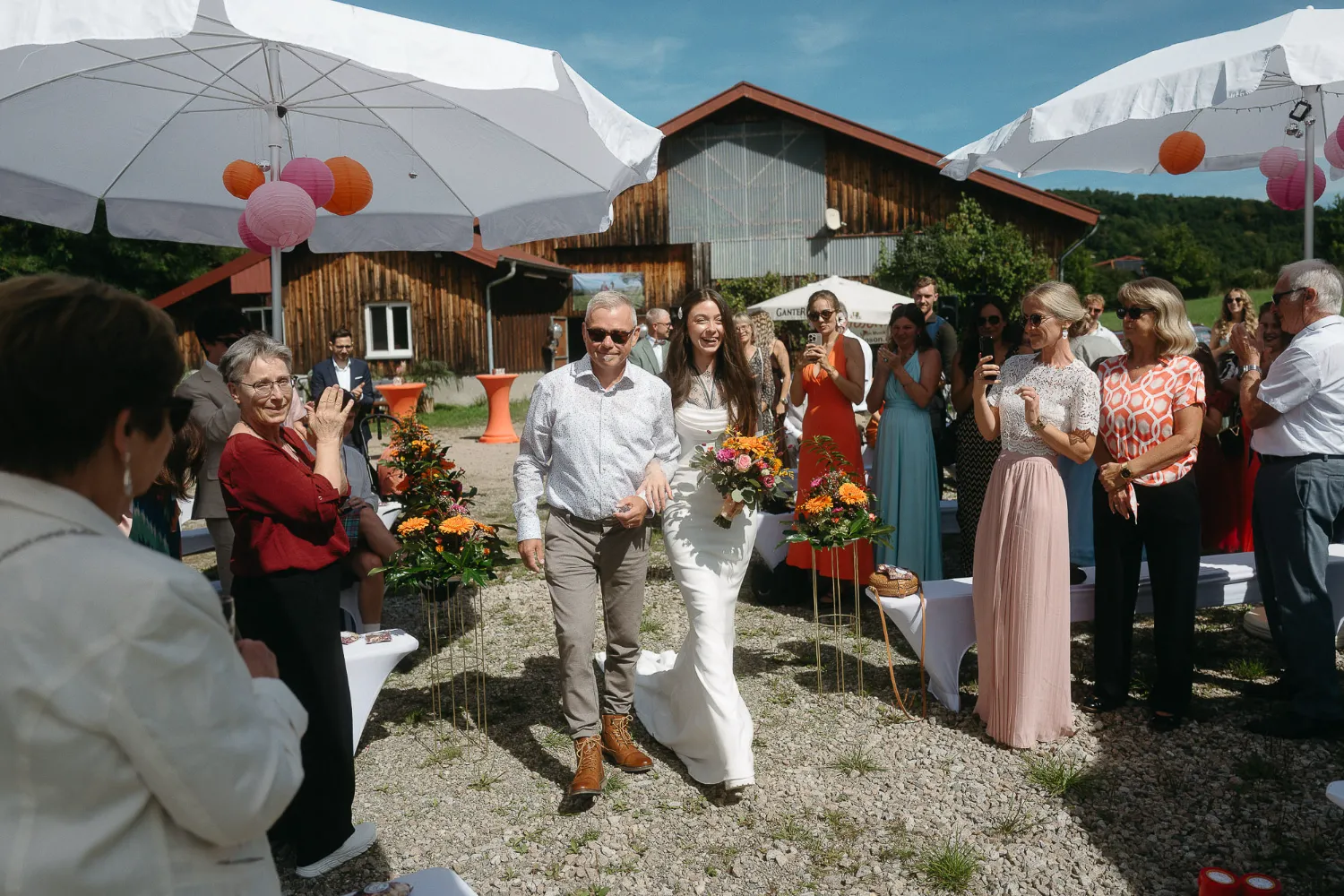 freie-trauung-sommerhochzeit Moderne Braut bei alternativer Hochzeitsreportage nahe Lörrach