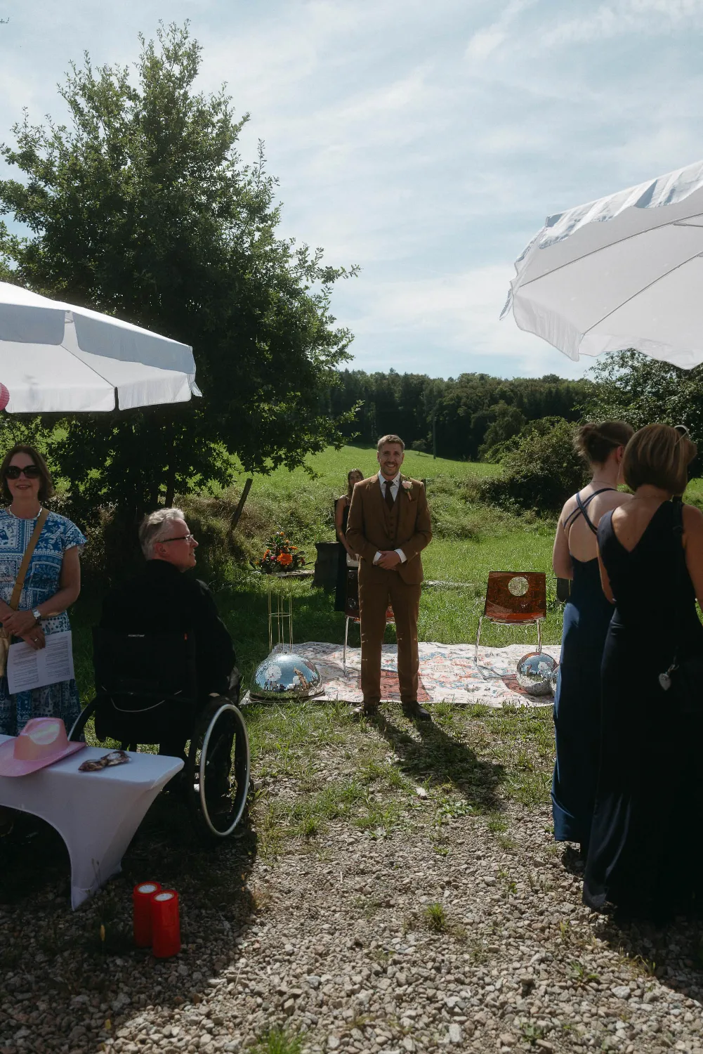 hochzeit-auf-dem-land Hochzeitsgäste bei entspannter Outdoor Hochzeit in Kandern
