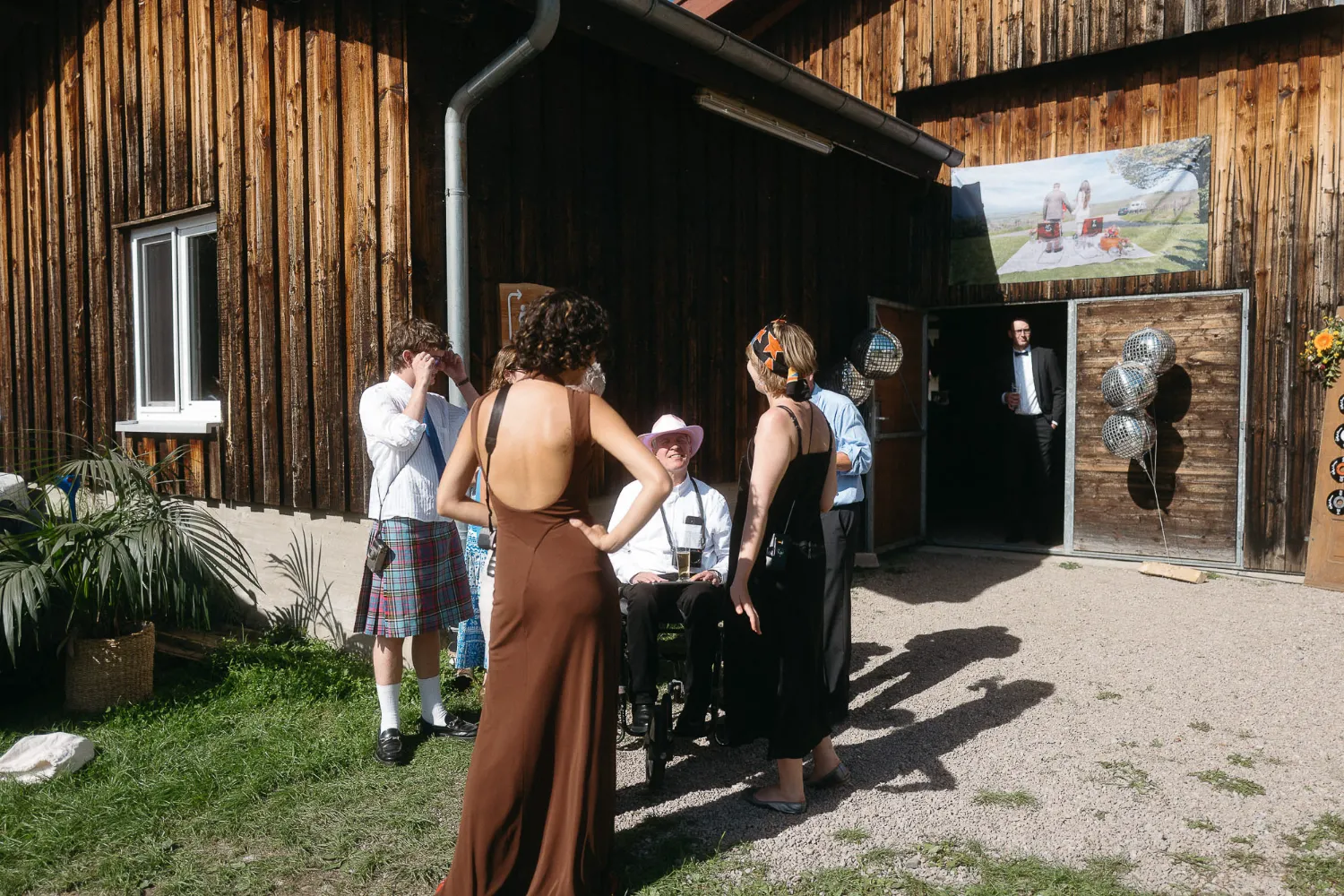 hochzeitsreportage-auf-dem-land Brautpaar bei dokumentarischer Hochzeitsfotografie in Kandern