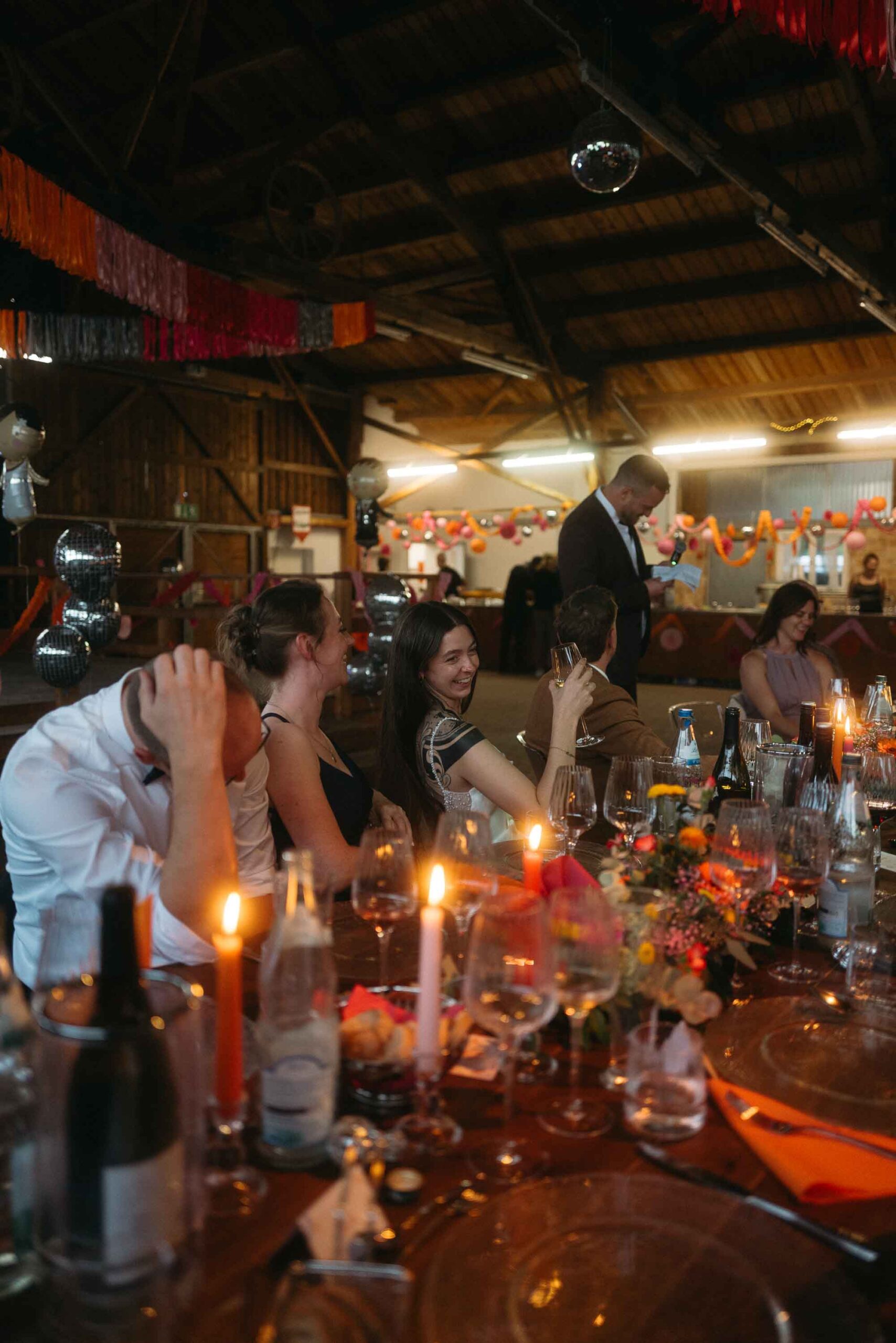 moderne-hochzeit-riedlingen-scheune-toast Alternative Hochzeitsbilder bei Hochzeit in Kandern