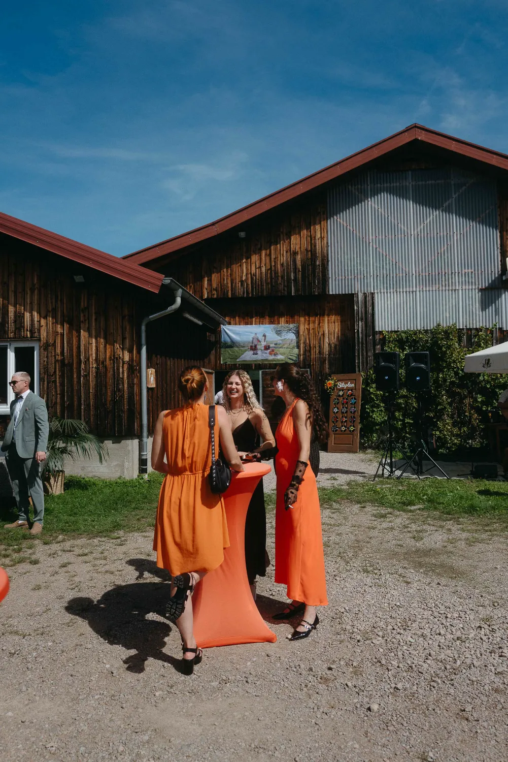 moderne-hochzeitsreportage-riedlingen Hochzeitsreportage im Grünen nahe Lörrach mit Gästen vor Scheune
