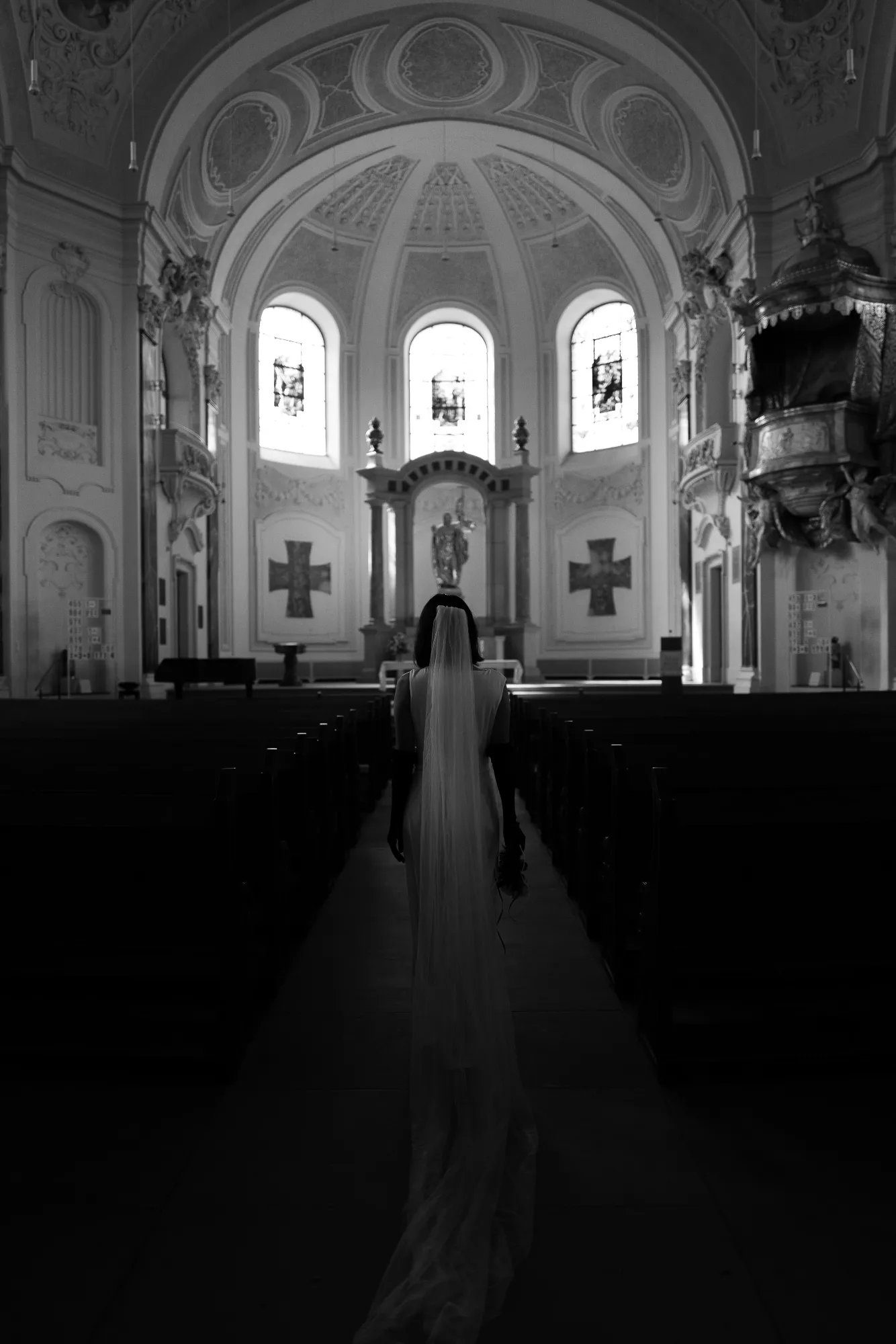 moody-bridal-editorial-ludwigsburg Moody Editorial Bride fotografiert in Ludwigsburg mit cinematic Wedding Inspiration und dunkler Architektur.