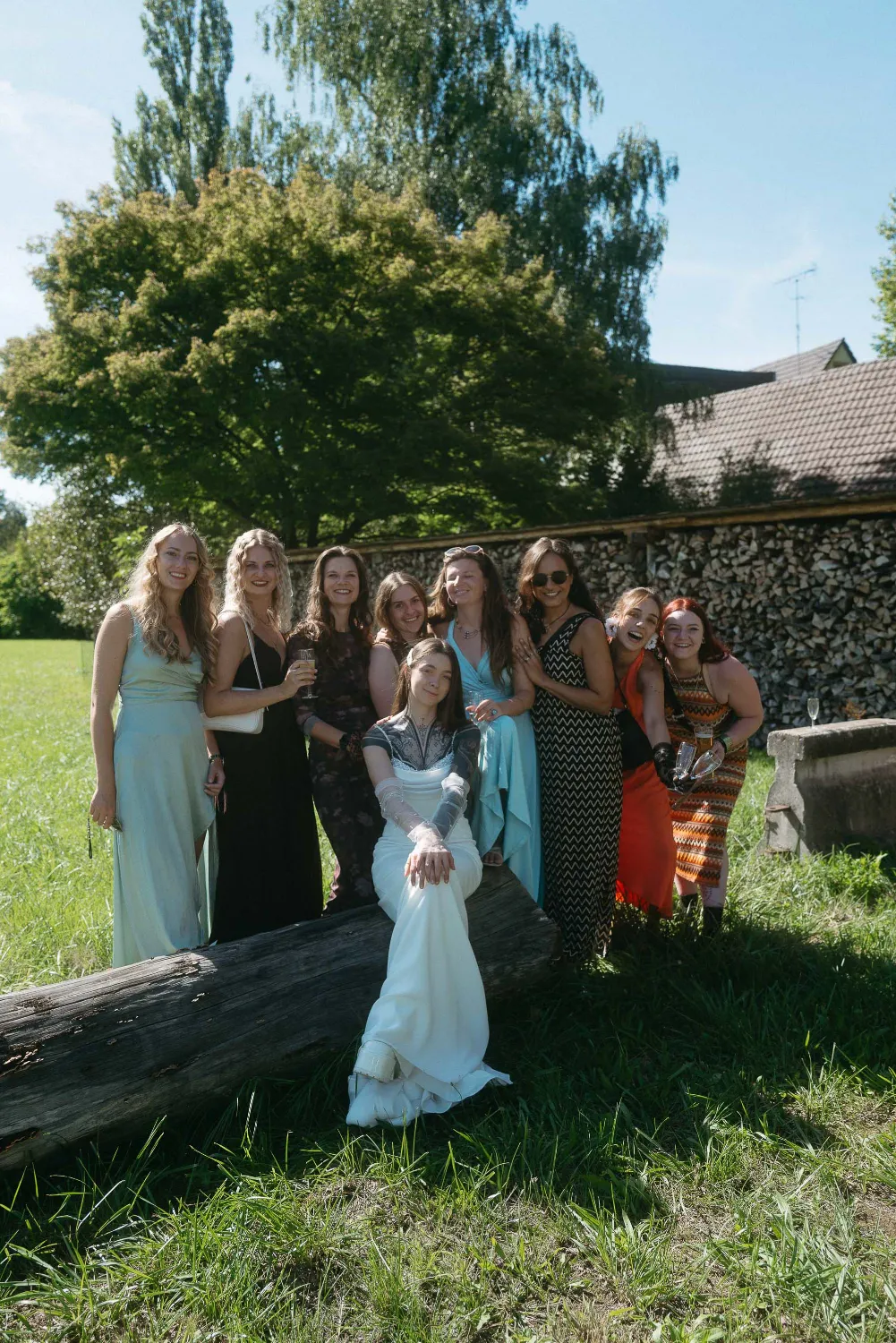 scheunenhochzeit-im-sommer Hochzeitsgäste bei Sommerhochzeit mit Festival Feeling