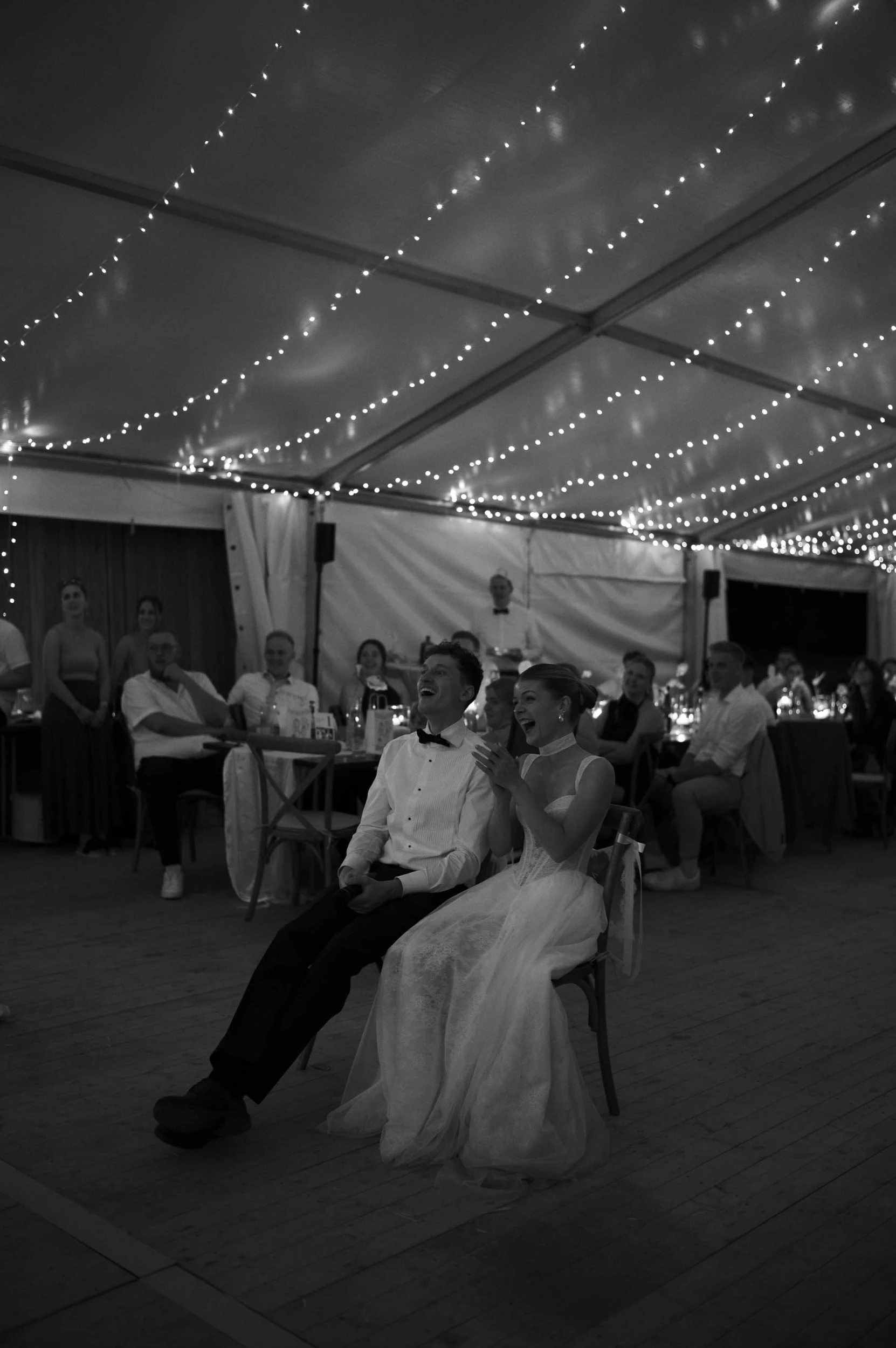 hochzeit-im-hier-und-jetzt Brautpaar lacht gemeinsam während der Hochzeitsfeier und erlebt den Moment bewusst.