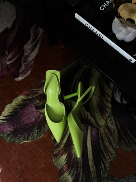 aussergewoehnliche-hochzeitsfotografie-stuttgart-braut-details-gruene-high-heels aussergewoehnliche-hochzeitsfotografie-stuttgart-braut-details-gruene-high-heels