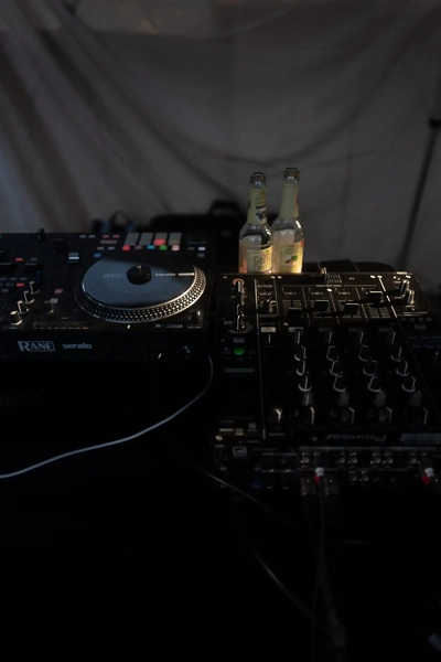 aussergewoehnliche-hochzeitsfotografie-stuttgart-dj-pult-party-nachtstimmung aussergewoehnliche-hochzeitsfotografie-stuttgart-dj-pult-party-nachtstimmung