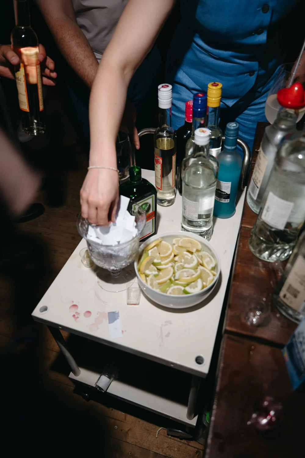 how-to-nein-sagen-hochzeitsparty Getränke und Schnapsflaschen an der Bar während einer ausgelassenen Hochzeitsparty.