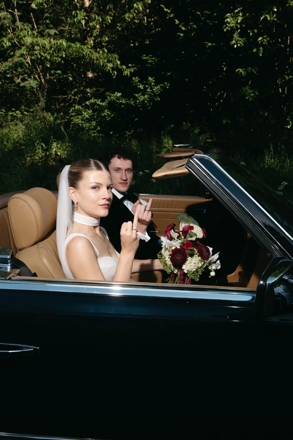 how-to-nein-sagen-individuelle-hochzeit Brautpaar sitzt nach der Trauung gemeinsam in einem Cabrio.