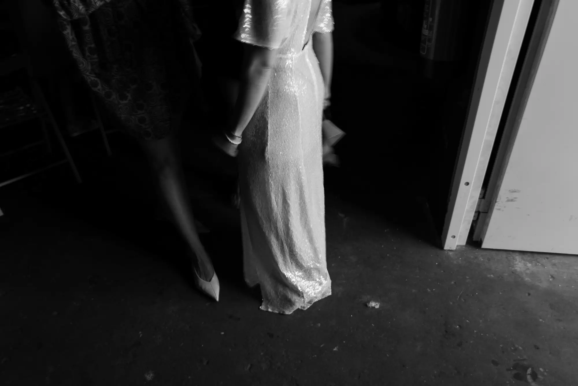 braut-hochzeit-berlin-schwarzweiss editoriales schwarzweißfoto der braut im silbernen brautkleid bei ihrer hochzeit in berlin
