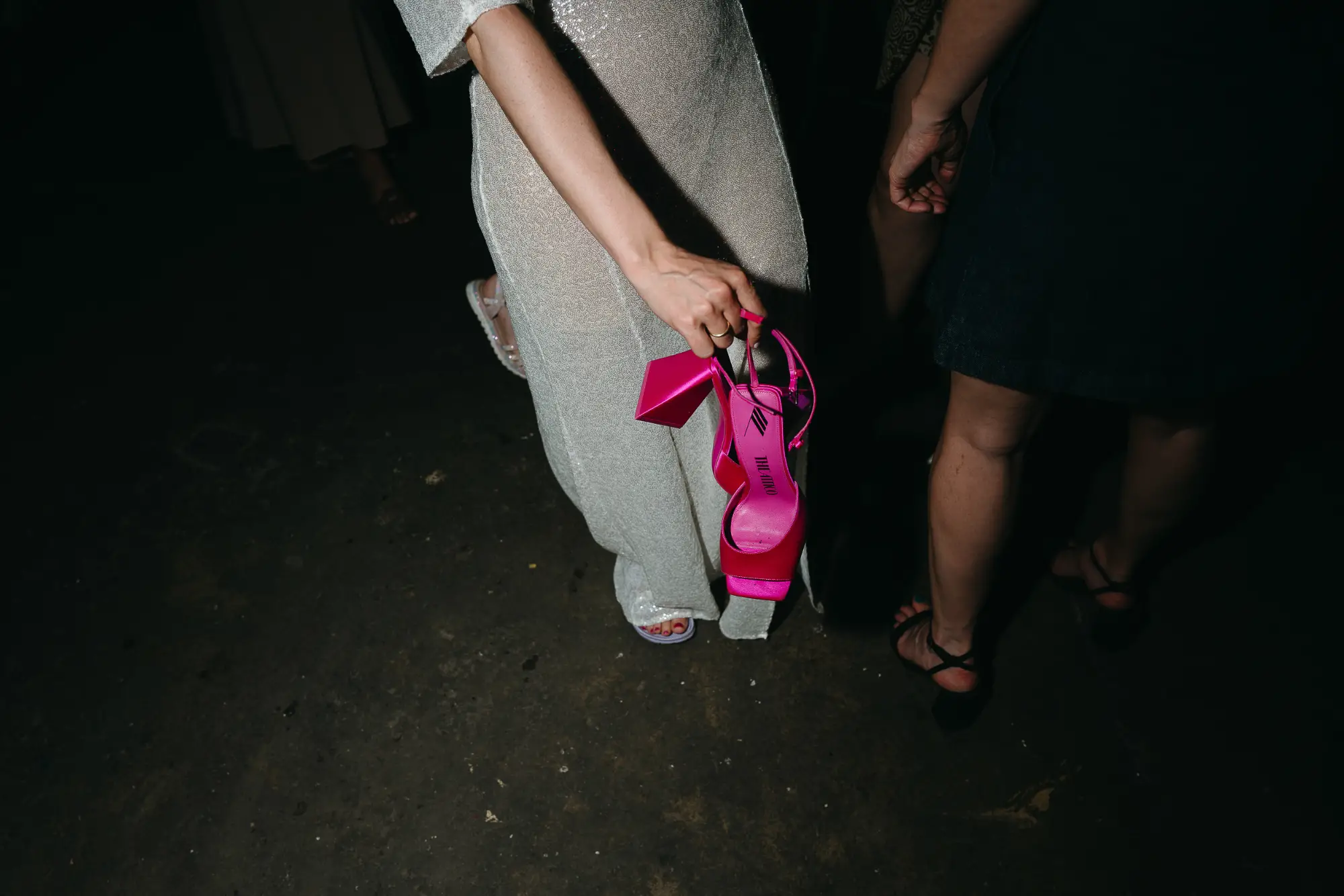 braut-pinke-schuhe-tante-frizzante-berlin braut mit pinken high heels bei der hochzeitsfeier in der tante frizzante in berlin