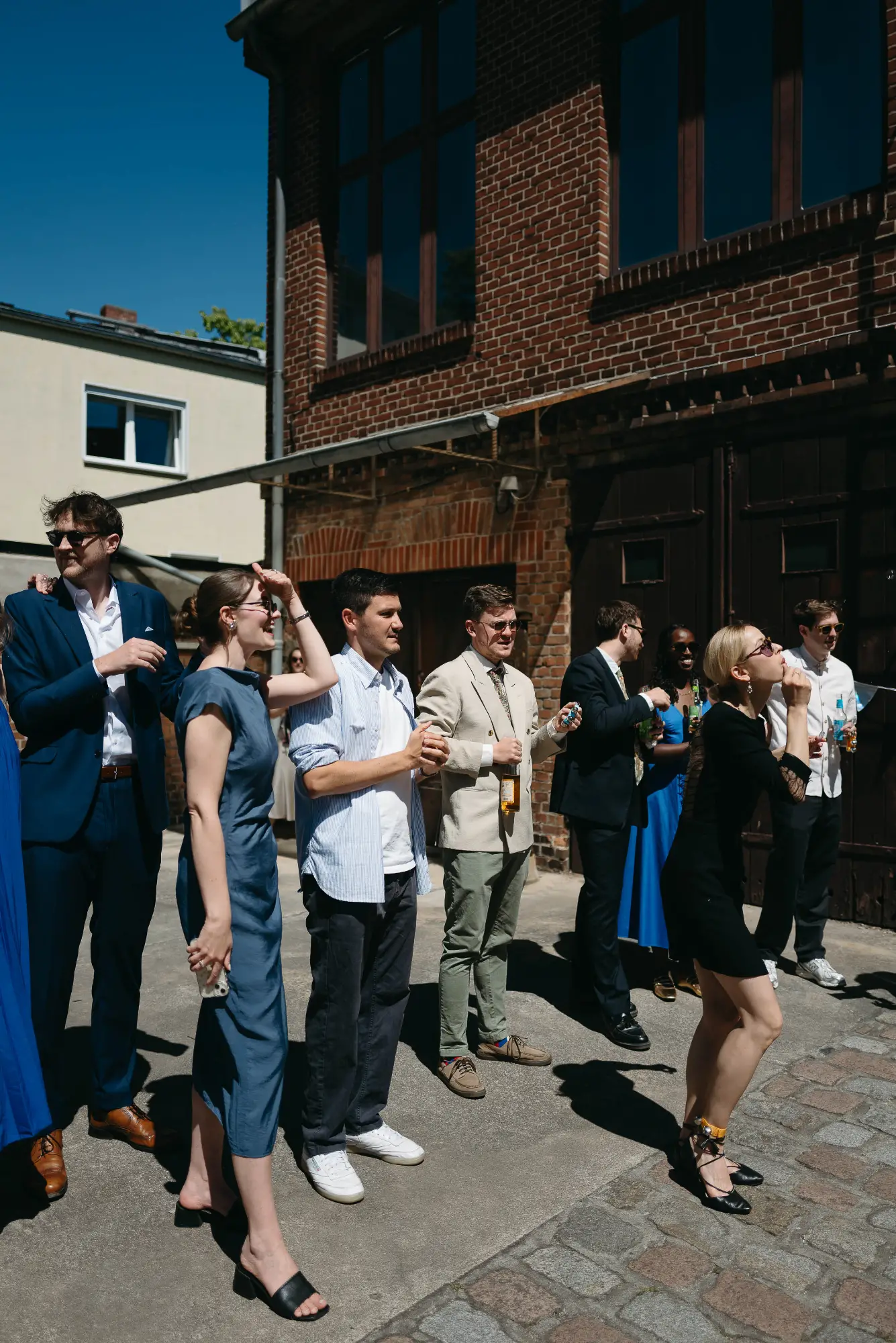 gaeste-hochzeit-berlin-tante-frizzante hochzeitsgäste feiern im sonnigen innenhof der tante frizzante in berlin