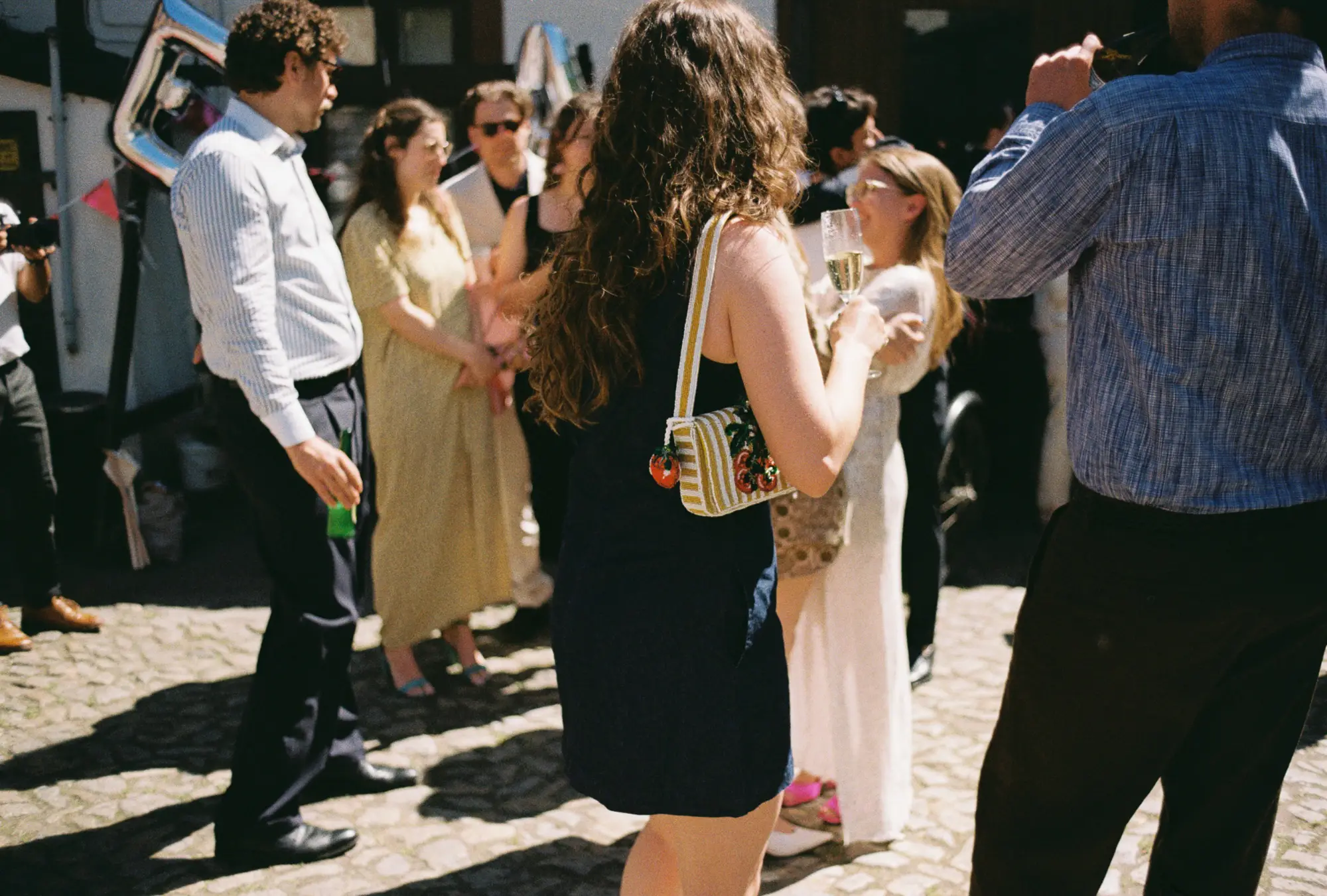 hochzeitsgaeste-sommerhochzeit-berlin-analog hochzeitsgäste bei einer sommerlichen hochzeit im innenhof der tante frizzante in berlin-neukölln