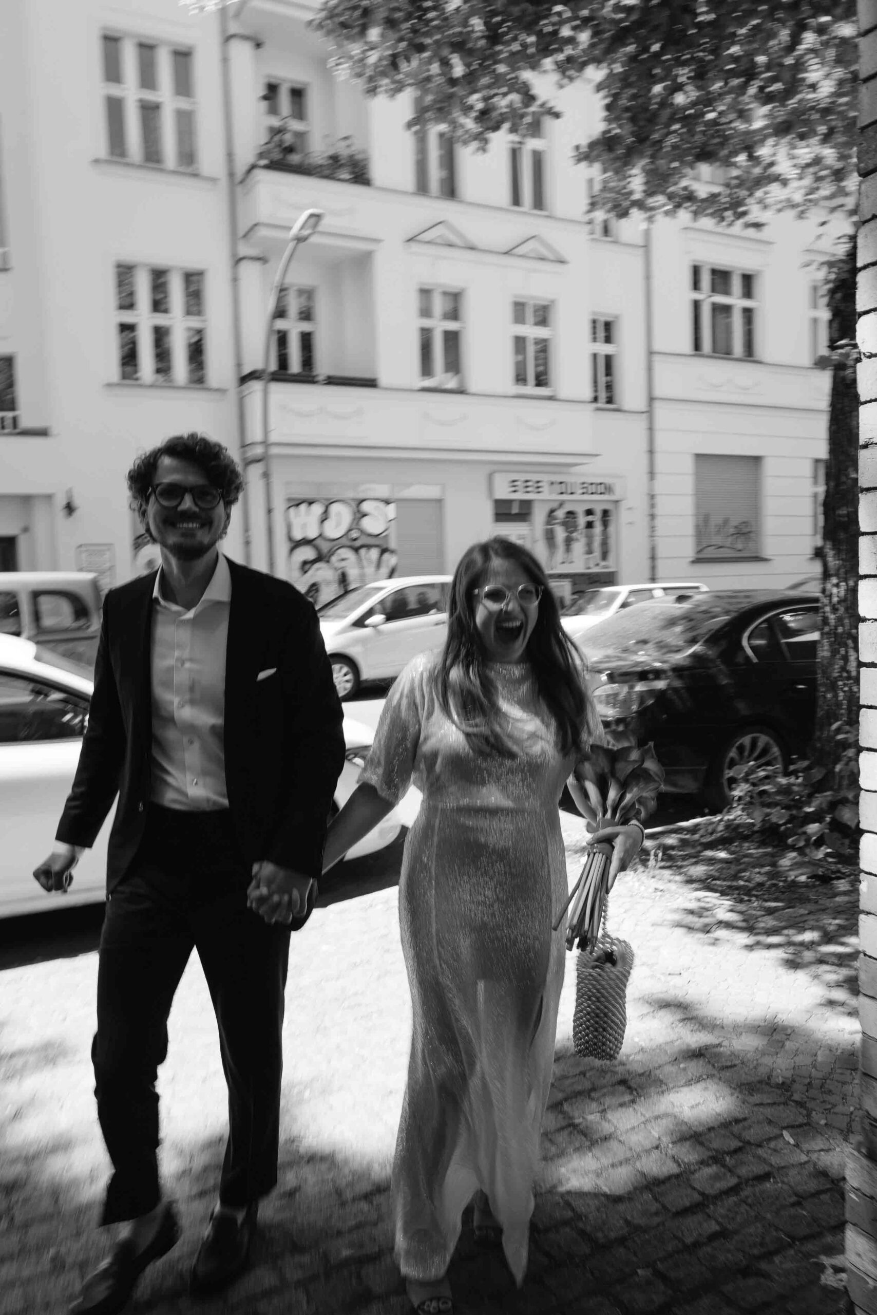 party-hochzeit-berlin-brautpaar lachendes brautpaar bei einer urbanen hochzeit auf den straßen von berlin-neukölln