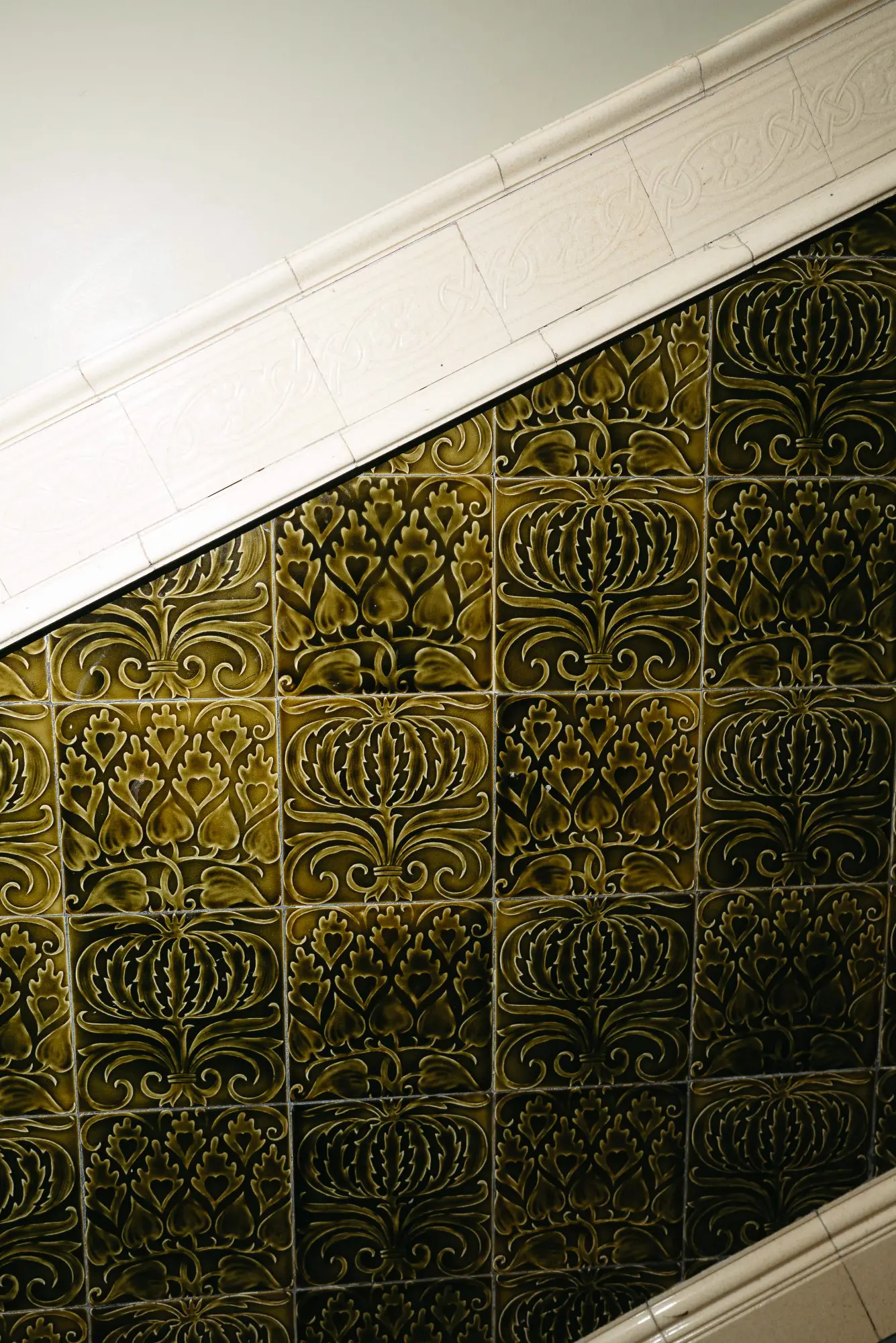 standesamt-neukoelln-interior-details historische wandfliesen im standesamt neukölln in berlin als detail der hochzeitslocation