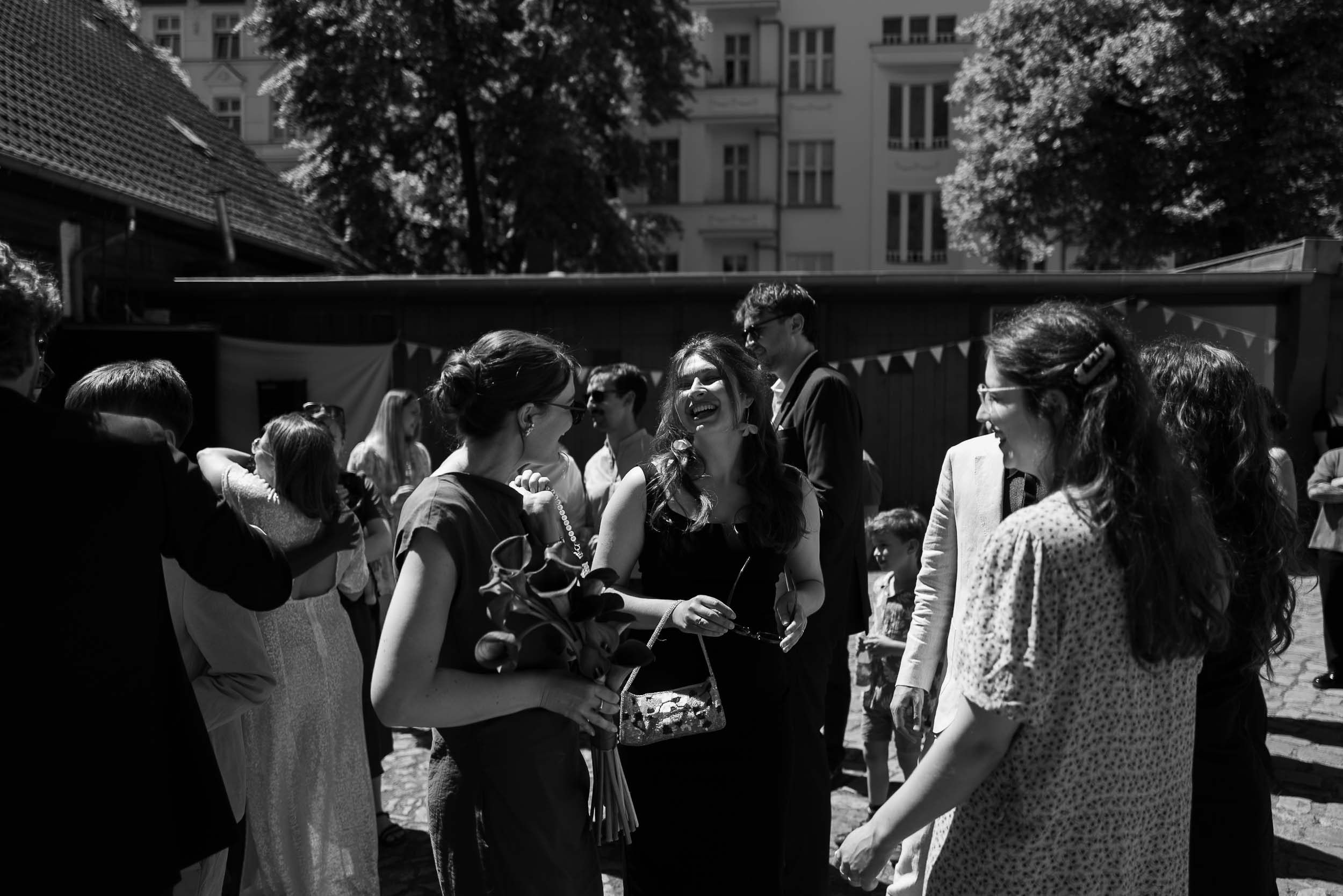 tante-frizzante-hochzeit-gaeste-berlin dokumentarisches schwarzweißfoto von hochzeitsgästen bei der feier in der tante frizzante in berlin
